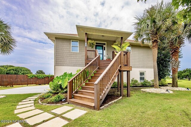 view of front of property featuring a porch and a front yard