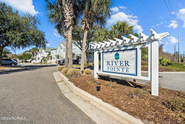 community sign featuring a residential view