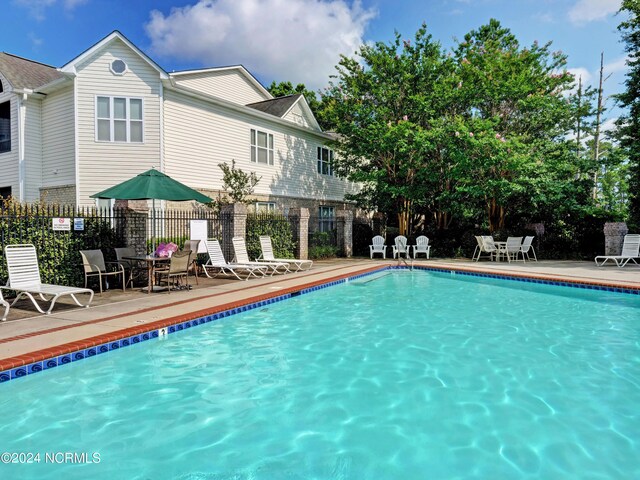 view of swimming pool featuring a patio