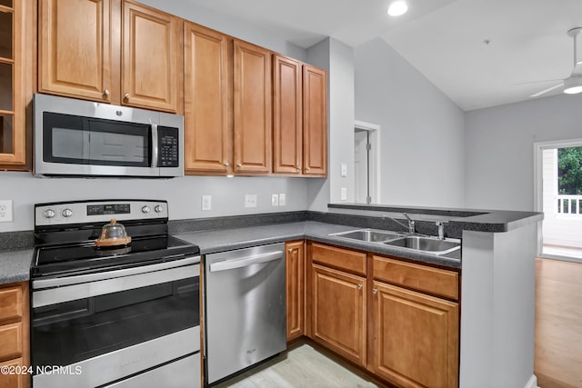 kitchen featuring light hardwood / wood-style flooring, stainless steel appliances, ceiling fan, sink, and kitchen peninsula