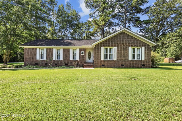 single story home with a front yard