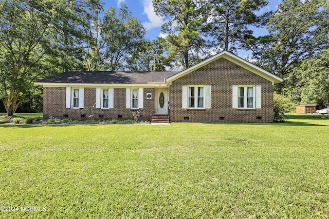 single story home with a front lawn