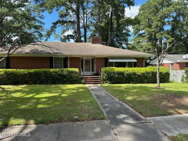 view of front facade featuring a front lawn