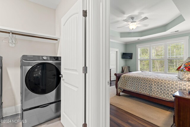 interior space with washer / dryer, ceiling fan, hardwood / wood-style flooring, and ornamental molding