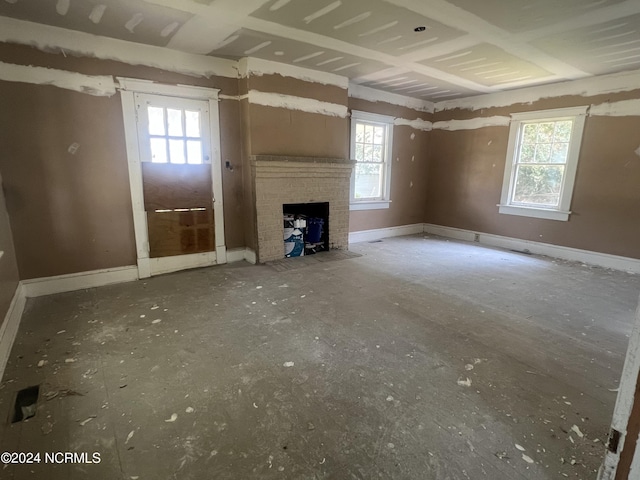 unfurnished living room with plenty of natural light and baseboards