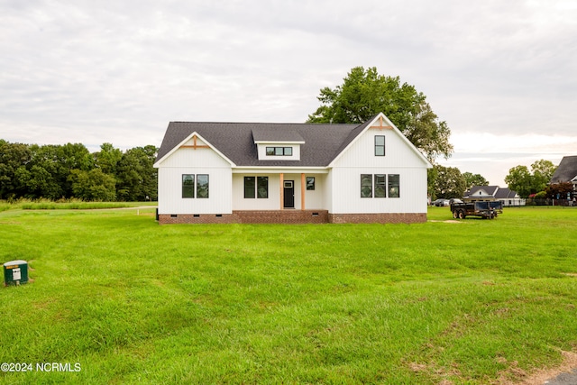 modern inspired farmhouse with a front lawn