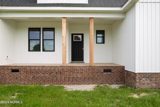 entrance to property featuring covered porch