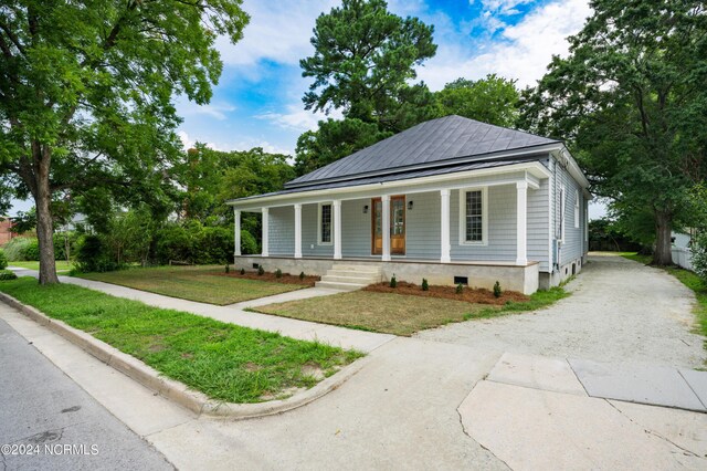 view of front facade featuring a porch and a front yard