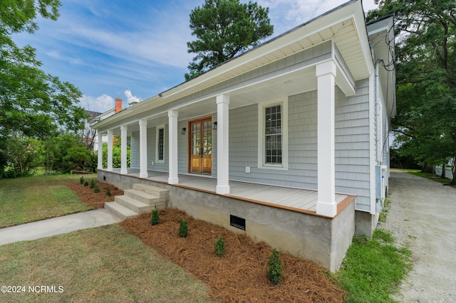 view of front of property featuring a front yard and covered porch