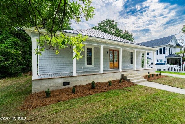 view of front of property with a front lawn and covered porch