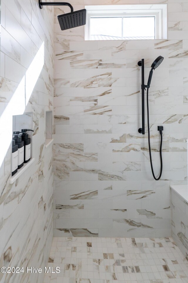 bathroom featuring tiled shower