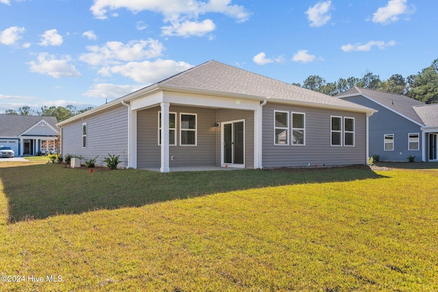 view of front of home with a front lawn