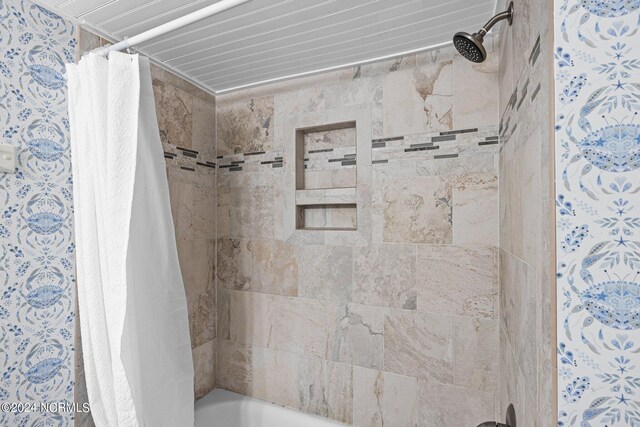 bathroom featuring shower / tub combo