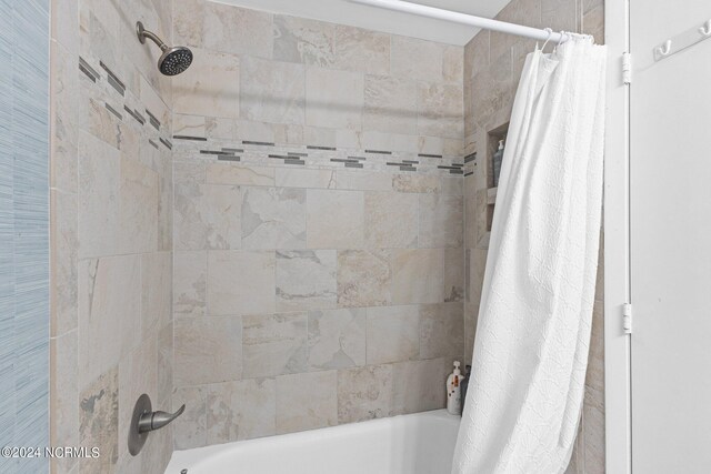 bathroom featuring shower / tub combo