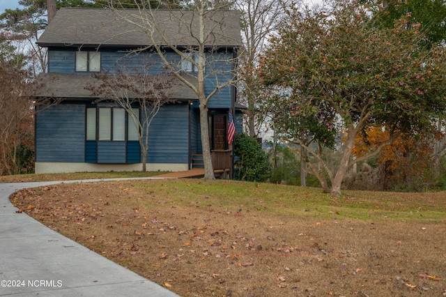 view of front facade with a front lawn