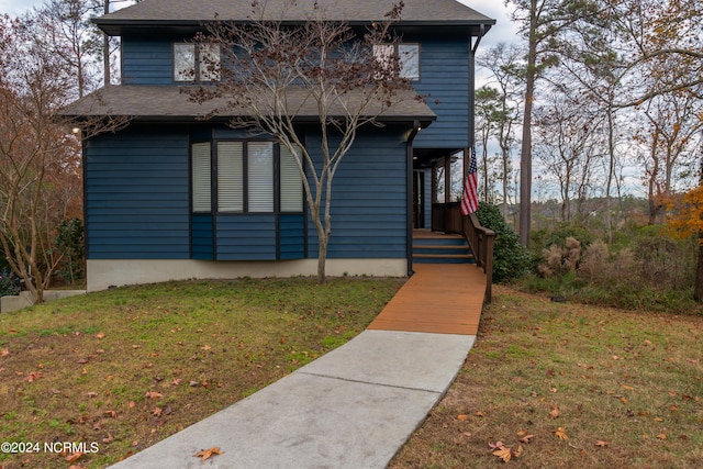 view of front facade featuring a front lawn