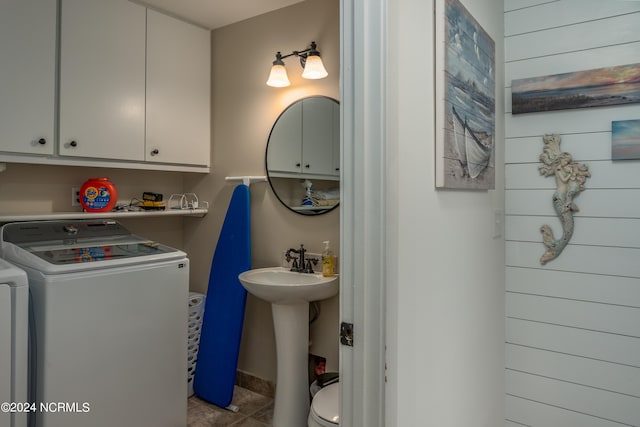 bathroom with tile patterned flooring, sink, and washing machine and dryer