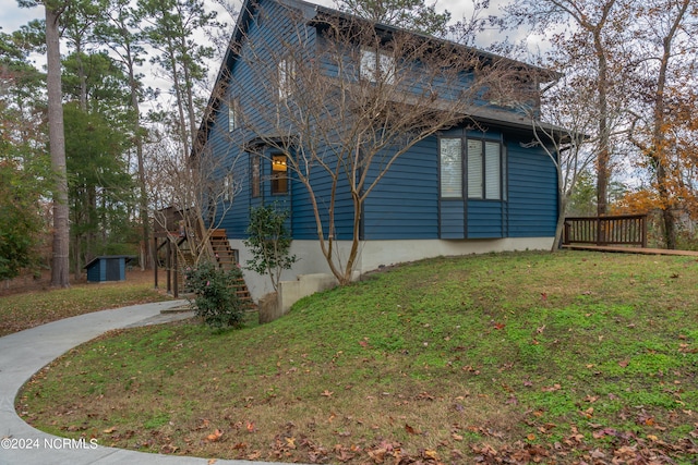 view of side of property featuring a yard