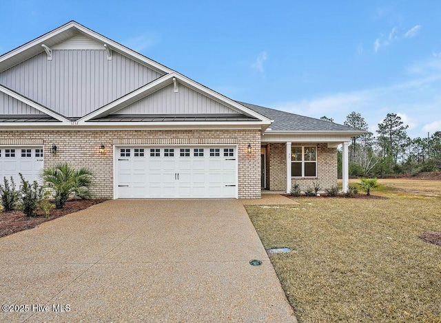 view of front facade featuring a garage and a front yard