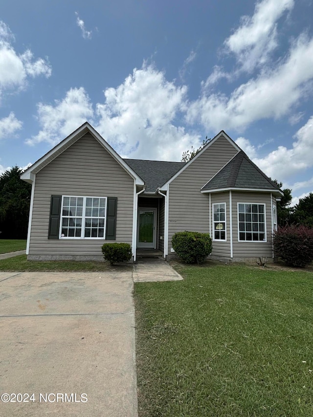 ranch-style house featuring a front yard