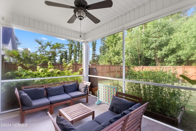 sunroom with ceiling fan