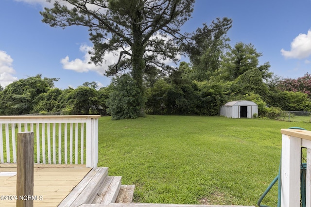 view of yard featuring a shed