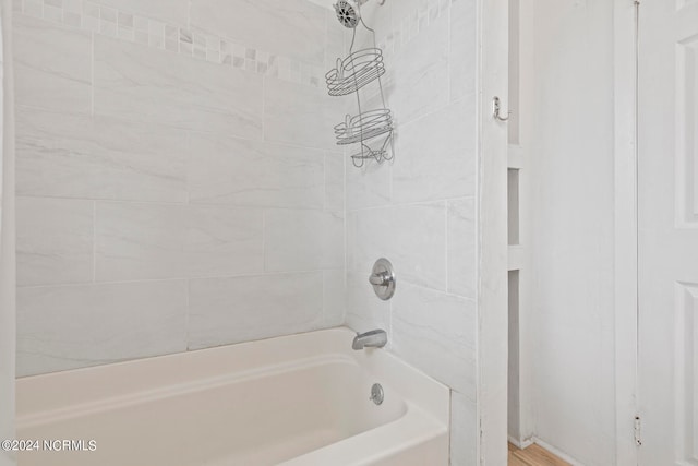 bathroom with tiled shower / bath combo