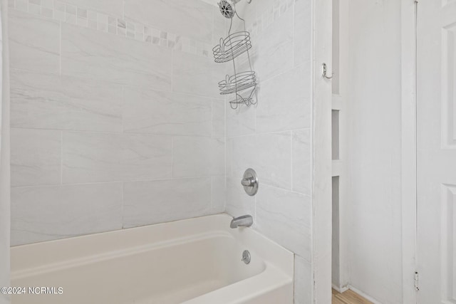 bathroom with tiled shower / bath