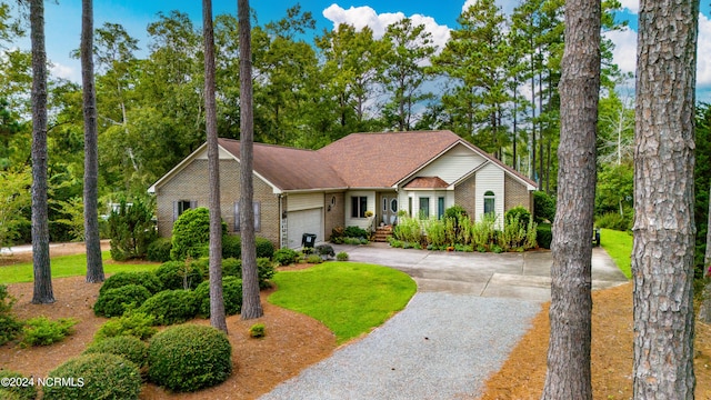 view of front facade featuring a front yard and a garage