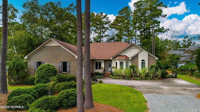 view of front of property featuring a front lawn and driveway