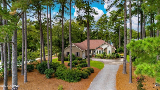 view of front facade with driveway