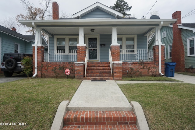 bungalow-style home featuring a front lawn