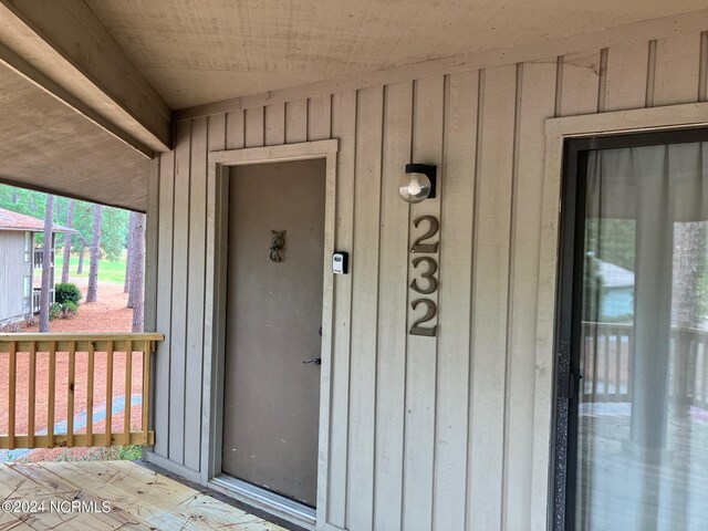 view of front of home featuring a balcony