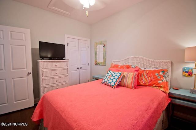 bedroom featuring ceiling fan, dark hardwood / wood-style floors, and a closet