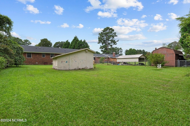 view of yard featuring an outdoor structure