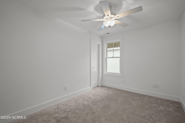 carpeted empty room featuring ceiling fan