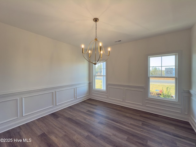 unfurnished room with dark hardwood / wood-style floors and a chandelier