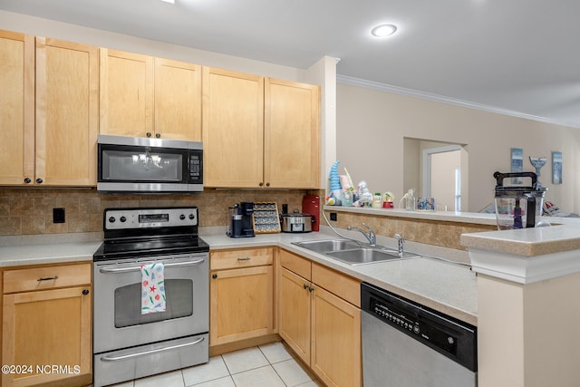 kitchen featuring backsplash, stainless steel appliances, kitchen peninsula, and sink