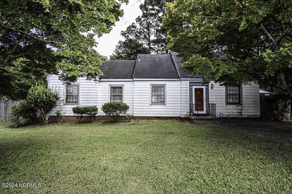 view of front facade with a front yard