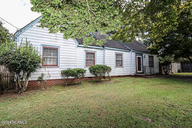 view of front of house featuring a front yard