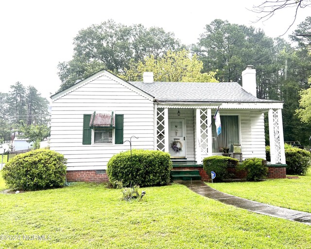 view of front of property with a front lawn