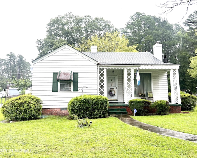 view of front of home featuring a front yard and covered porch