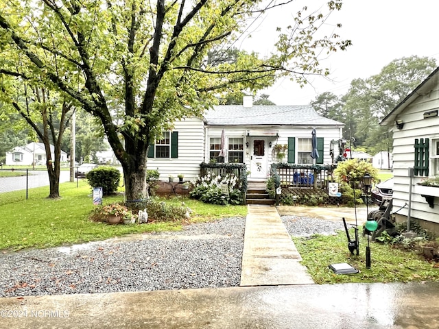 view of front of house featuring a front yard