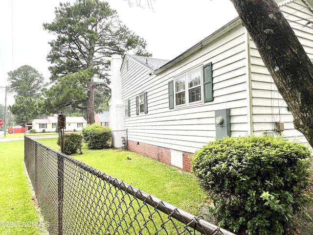 view of side of property featuring a lawn