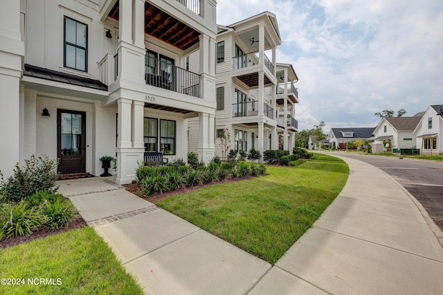 view of home's community featuring a yard