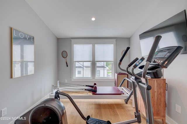 exercise area featuring baseboards