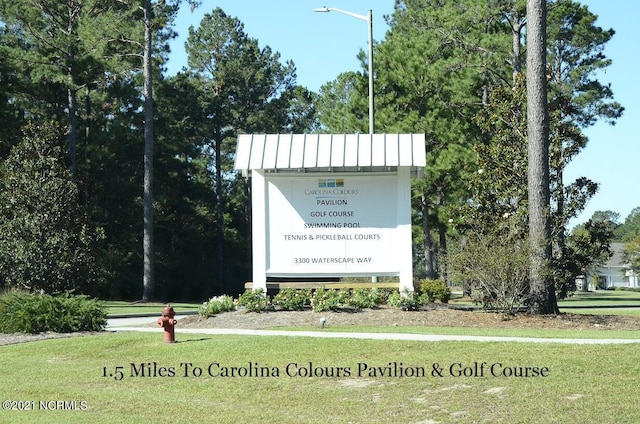 community / neighborhood sign featuring a yard