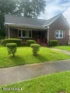 view of front of home featuring a front yard