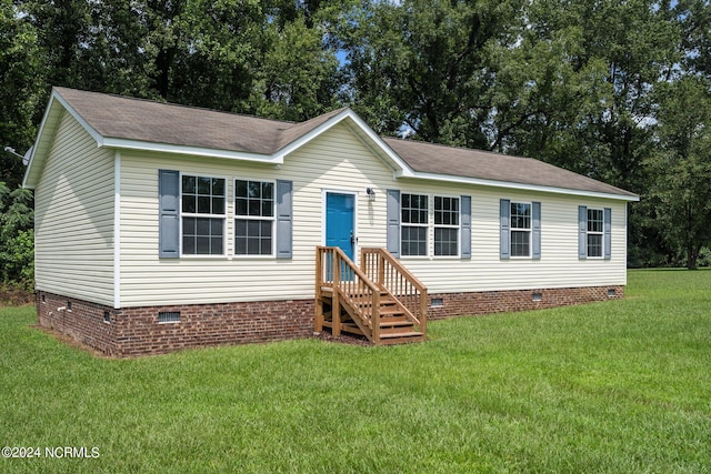 manufactured / mobile home with a front yard