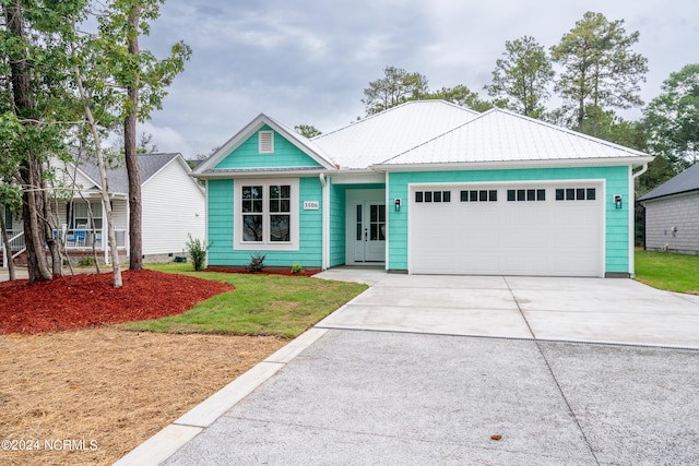 view of front facade featuring a front lawn and a garage